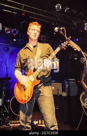 Queens of the Stoneage QOTSA si esibisce al Mean Fiddler 2 25 giugno 2002, London Astoria Theatre, Londra, Inghilterra, Regno Unito. Foto Stock