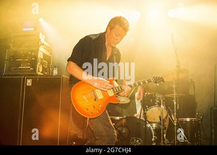 Queens of the Stoneage QOTSA si esibisce al Mean Fiddler 2 25 giugno 2002, London Astoria Theatre, Londra, Inghilterra, Regno Unito. Foto Stock