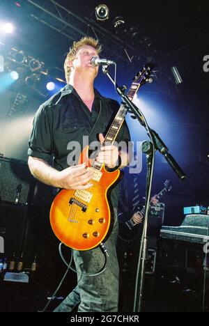 Queens of the Stoneage QOTSA si esibisce al Mean Fiddler 2 25 giugno 2002, London Astoria Theatre, Londra, Inghilterra, Regno Unito. Foto Stock