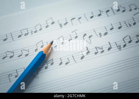 Note musicali casuali con matita. Concetto di musica e composizione. Foto Stock