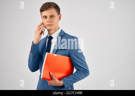 uomo in un vestito che parla sul telefono responsabile lavoro documenti uomo d'affari Foto Stock