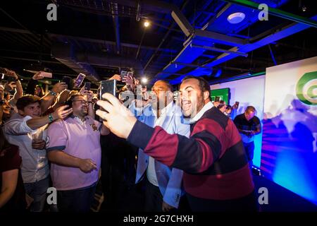 L'ex giocatore del Liverpool FC John Barnes in un evento sponsorizzato da Carlsberg presso i club di Anfield Ground canta la canzone World in Motion hit. Foto Stock