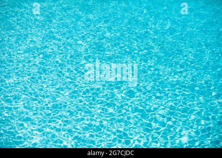 Tansgenitore chiaro acqua calma superficie texture. Astratto natura sfondo. Modello di acqua di mare. Foto Stock