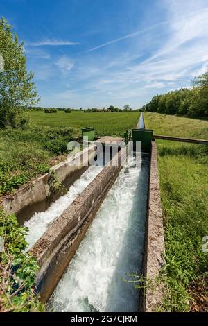 Due piccoli canali d'irrigazione in cemento in ambiente rurale, pianura Padana o valle del po (Pianura Padana). Provincia di Mantova, Italia, Europa meridionale. Foto Stock