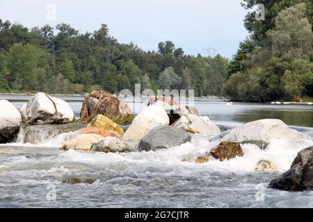 L'acqua scorre tra le pietre, natura selvaggia di un fiume tra grandi pietre Foto Stock