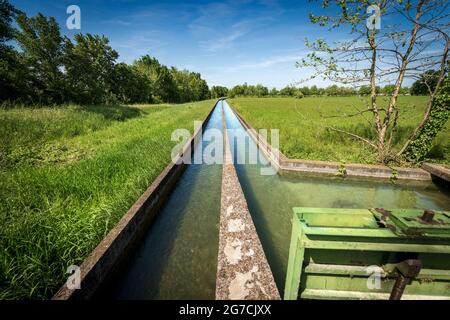 Due piccoli canali d'irrigazione in cemento in ambiente rurale, pianura Padana o valle del po (Pianura Padana). Provincia di Mantova, Italia, Europa meridionale. Foto Stock