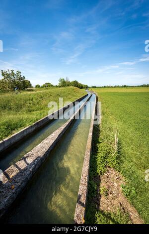 Due piccoli canali d'irrigazione in cemento in ambiente rurale, pianura Padana o valle del po (Pianura Padana). Provincia di Mantova, Italia, Europa meridionale. Foto Stock