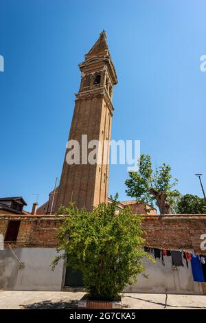 Isola di Burano. Il campanile pendente della chiesa parrocchiale di San Martino Vescovo, XVI secolo, Piazza Baldassarre Galuppi, Venezia, Veneto, Italia. Foto Stock