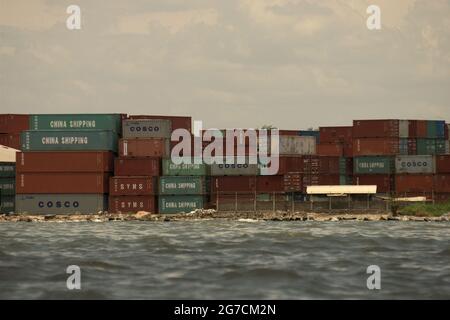 Giacarta, Indonesia. La vista di un terminal per container, una parte dell'area di estensione del porto di Giacarta, è vista dalle acque costiere di Cilincing e sta indicando l'urgenza di mitigare l'aumento del livello del mare nella capitale indonesiana. Foto Stock