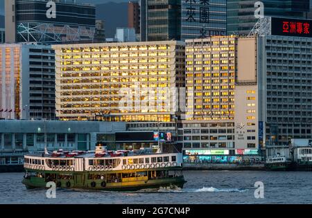 Il famoso Star Ferry, Victoria Harbour, Hong Kong, Cina. Foto Stock