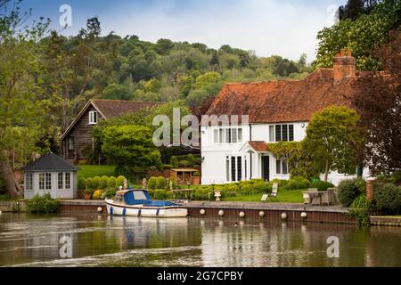 Regno Unito, Inghilterra, Buckinghamshire, Hambleden Valley, Mill End, Bella casa con ormeggio sul Tamigi Foto Stock