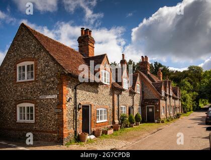 Regno Unito, Inghilterra, Buckinghamshire, Hambleden Valley, Hambeden Village, tradizionali cottage in pietra focaia e mattoni Foto Stock