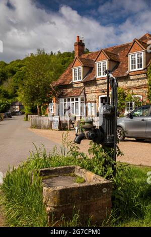 Regno Unito, Inghilterra, Buckinghamshire, Hambleden Valley, Hambeden Village, pompa e negozi Foto Stock