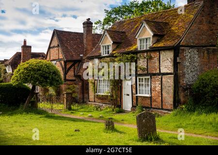 Regno Unito, Inghilterra, Buckinghamshire, Hambleden Valley, Turville, Santa Maria la Vergine, cortile, legno e cottage in mattoni Foto Stock