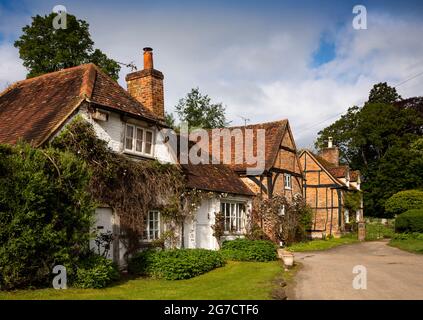 Regno Unito, Inghilterra, Buckinghamshire, Hambleden Valley, Turville, Village Green, cottage accanto a School Lane all'ingresso del cortile Foto Stock