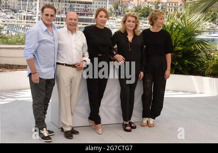 11 luglio 2021, CANNES, Francia: CANNES, FRANCIA - 11 LUGLIO: (Da L a R) Benoit Magimel, Gabriel Sara, regista Emmanuelle Bercot, Catherine Deneuve e Cecile De France partecipano alla fotocellula 'De Son Vivant (pacifica)' durante il 74a edizione del Festival del Cinema di Cannes, il 11 luglio 2021. (Immagine di credito: © Frederick InjimbertZUMA Wire) Foto Stock