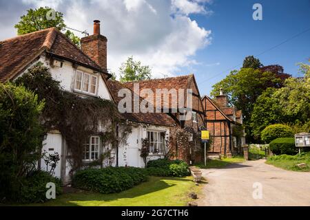 Regno Unito, Inghilterra, Buckinghamshire, Hambleden Valley, Turville, Village Green, cottage accanto a School Lane all'ingresso del cortile Foto Stock