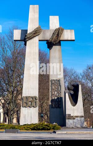 Polonia, Poznan - 2 marzo 2021: Monumento alle vittime di Poznan 1956 giugno contro il cielo blu. Foto Stock