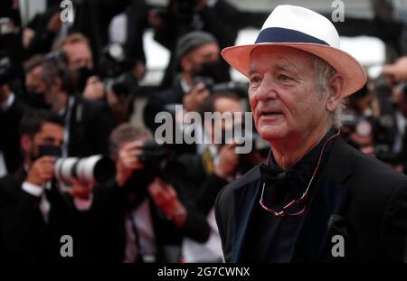 Cannes. 12 luglio 2021. L'attore statunitense Bill Murray arriva per la proiezione di "The French Dispatch" al 74a Festival del Cinema di Cannes, a Cannes, nel sud della Francia, il 12 luglio 2021. 'The French Dispatch' gareggerà per la Palme d'Or durante il 74a Festival Internazionale del Cinema di Cannes. Credit: Xinhua/Alamy Live News Foto Stock