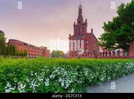 Edificio in mattoni rossi della stazione dei vigili del fuoco della città all'alba. Poznan. Polonia. Foto Stock