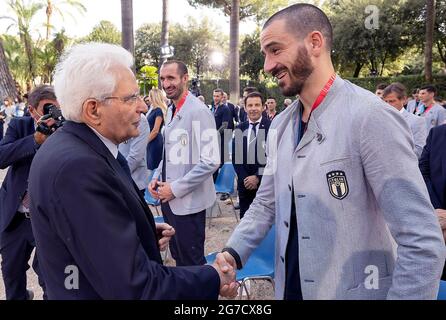 Roma, Italia. 12 luglio 2021. Il Presidente della Repubblica Sergio Mattarella con Leonardo Bonucci, il trofeo UEFA EURO 2020, in quanto i giocatori e lo staff della nazionale italiana arrivano per assistere a una cerimonia al palazzo presidenziale del Quirinale a Roma il 12 luglio 2021, Un giorno dopo l'Italia ha vinto la partita di calcio finale UEFA EURO 2020 tra Italia e Inghilterra. Giandotti - Uff Stampa /Spaziani Credit: dpa/Alamy Live News Foto Stock