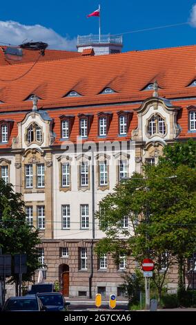 Bandiera polacca sventolante sulla cupola dell'edificio. Polonia. Poznan. Foto Stock