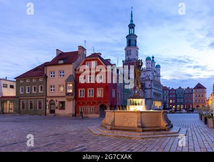 La vecchia piazza del mercato e le facciate colorate delle case medievali nella prima mattina. Poznan. Polonia. Foto Stock
