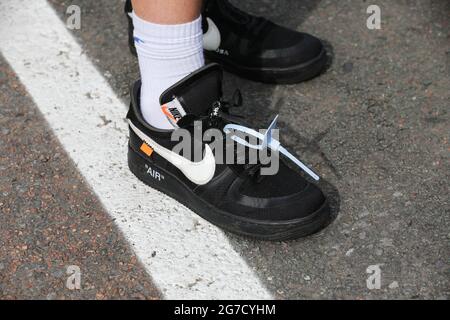 Un giovane adolescente ha ritratto che indossa le scarpe Nike Air con un'etichetta di plastica lasciata su di loro come dichiarazione di moda a Leeds, West Yorkshire, Regno Unito. Foto Stock