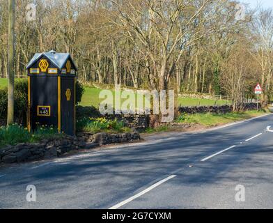 La storica AA (Automobile Association) ha una cassetta telefonica di emergenza ad Aysgarth a Wensleydale, Yorkshire Dales Foto Stock