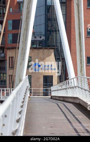 L'ufficio regionale dello Yorkshire del Canal and River Trust visto dal ponte sul fiume Aire a Leeds Foto Stock
