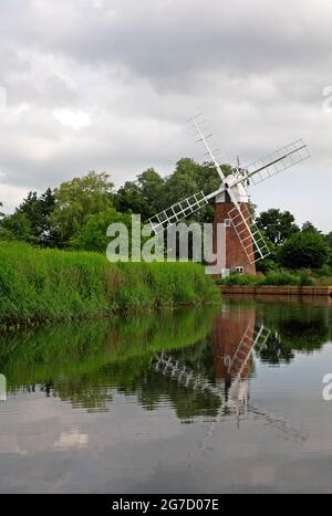 Una vista del restaurato mulino di drenaggio Huntett sulla riva orientale del fiume ANT sul Norfolk Broads a Stalham, Norfolk, Inghilterra, Regno Unito. Foto Stock