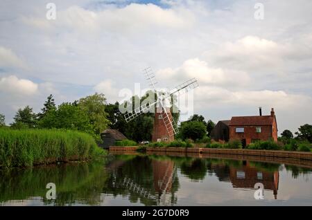 Una vista del Mulino di drenaggio di Huntett e il cottage del Mill Keeper vicino al fiume ANT sui Norfolk Broads a Stalham, Norfolk, Inghilterra, Regno Unito. Foto Stock
