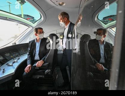 13 luglio 2021, Brandeburgo, Cottbus: Andreas Scheuer (l, CSU), Ministro federale dei trasporti, e Tobias Fischer, responsabile della tecnologia dei veicoli della Deutsche Bahn AG, sono in un treno DI prova SU GHIACCIO diesel all'apertura del campo di prova digitale della Deutsche Bahn. Deutsche Bahn vuole esplorare più protezione del clima, più sicurezza e meno rumore con nuovi test digitali in condizioni reali con un cosiddetto campo di test digitale aperto. Secondo il Centro tedesco per la ricerca nel trasporto ferroviario (DZSF), il campo di prova coprirà una rete di 350 chilometri tra Halle an der Saale, Cottbus e Niesky in Sassonia Foto Stock