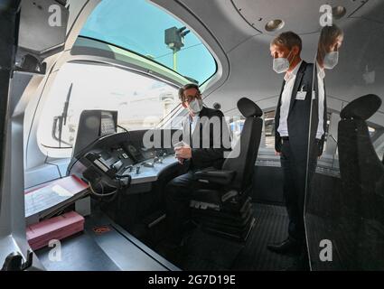 13 luglio 2021, Brandeburgo, Cottbus: Andreas Scheuer (l, CSU), Ministro federale dei trasporti, e Tobias Fischer, responsabile della tecnologia dei veicoli della Deutsche Bahn AG, sono in un treno DI prova SU GHIACCIO diesel all'apertura del campo di prova digitale della Deutsche Bahn. Deutsche Bahn vuole esplorare più protezione del clima, più sicurezza e meno rumore con nuovi test digitali in condizioni reali con un cosiddetto campo di test digitale aperto. Secondo il Centro tedesco per la ricerca nel trasporto ferroviario (DZSF), il campo di prova coprirà una rete di 350 chilometri tra Halle an der Saale, Cottbus e Niesky in Sassonia Foto Stock