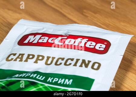 Tyumen, Russia-25 maggio 2021: Cappuccino MacCoffee in un pacchetto di primo piano selective focus. Foto Stock