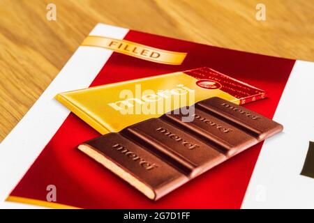 Tyumen, Russia-25 maggio 2021: Marca di cioccolato merci caramella al cioccolato. Logo Foto Stock