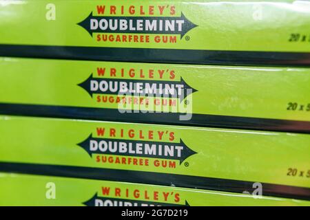 Tyumen, Russia-08 giugno 2021: DOUBLEMINT gomme da masticare prodotte da Wrigley close-up. Foto Stock