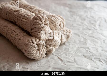 Fili di macrame fatti a mano. Decorazioni da parete in macrame di stile fai da te in cotone 100. Materiale per un arredamento moderno e naturale negli interni. Foto Stock