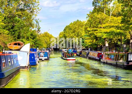 Canal tour barca andando donw Regent's Canal a Little Venice, Londra, Regno Unito Foto Stock