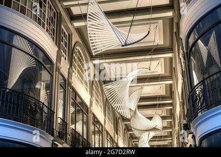 Apparecchi di illuminazione astratti al Quadrant Arcade, Regent Street, Londra, UK Foto Stock