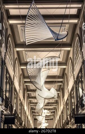 Apparecchi di illuminazione astratti al Quadrant Arcade, Regent Street, Londra, UK Foto Stock