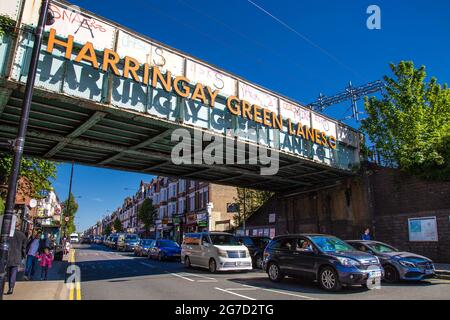 Ponte ferroviario terrestre a Harringay Green Lanes, Londra, Regno Unito Foto Stock