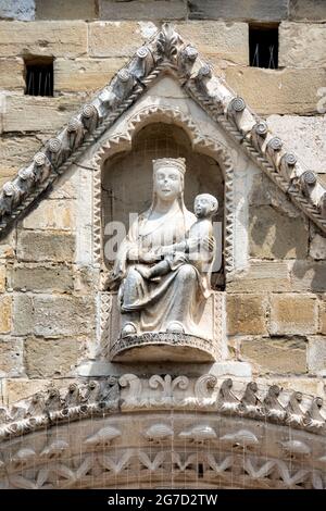Madonna col Bambino sulla facciata della Cattedrale di Atri, Italia Foto Stock