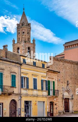 La chiesa di Sant'Agostino vista da Piazza Duomo, Atri, Italia Foto Stock