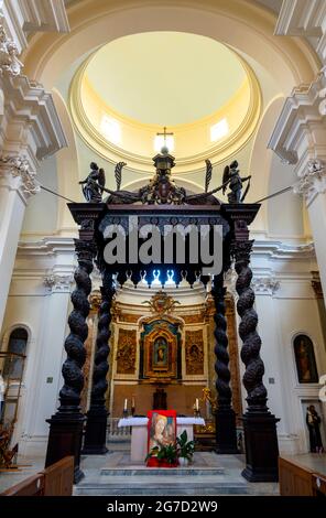 Baldacchino in legno di noce che ricopre l'altare nella Chiesa di Santa Reparata, Atri, Italia Foto Stock