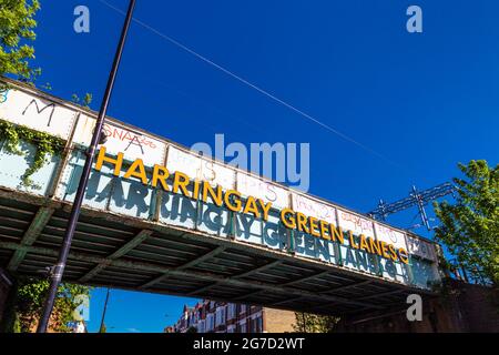 Ponte ferroviario terrestre a Harringay Green Lanes, Londra, Regno Unito Foto Stock