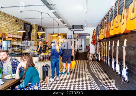 Music & Beans Coffee Shop e negozio di chitarra a Green Lanes, Harringay, Londra, Regno Unito Foto Stock