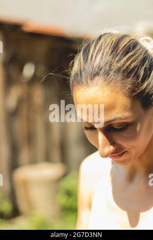 La ragazza guarda in primo piano durante una giornata di sole Foto Stock