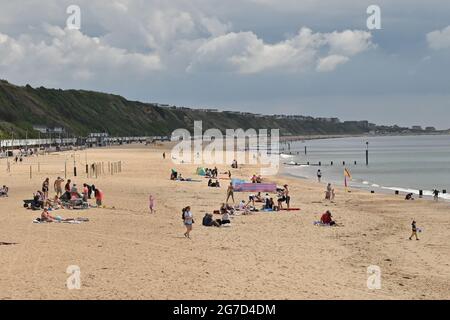 Boscombe, Bournemouth, Dorset, Regno Unito, 13 luglio 2021, Regno Unito Meteo: Caldo e soleggiato sulla costa sud come l'estate comincia a fare un ritorno. La gente è sulla spiaggia all'inizio di quello che si prevede di diventare un lungo secco e forse caldo incantesimo di tempo. Credit: Paul Biggins/Alamy Live News Foto Stock