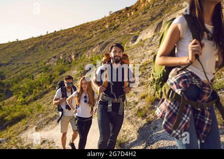 Un gruppo di turisti con zaini in un'escursione in natura. Foto Stock